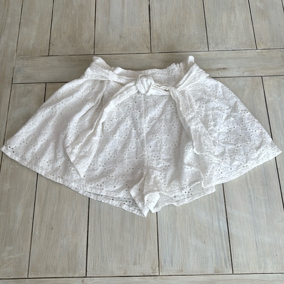 MINKPINK Revolve White Eyelet Shorts Small - Picture 2 of 10